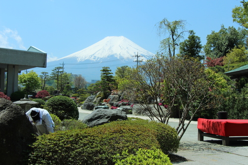 富士山温泉ホテル鐘山苑：草取り