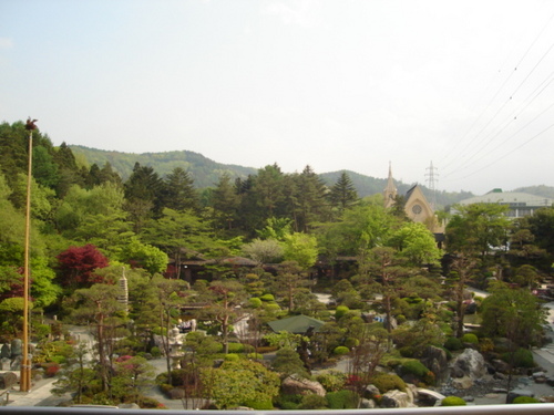 富士五湖温泉　鐘山苑の庭園　５月の新緑　